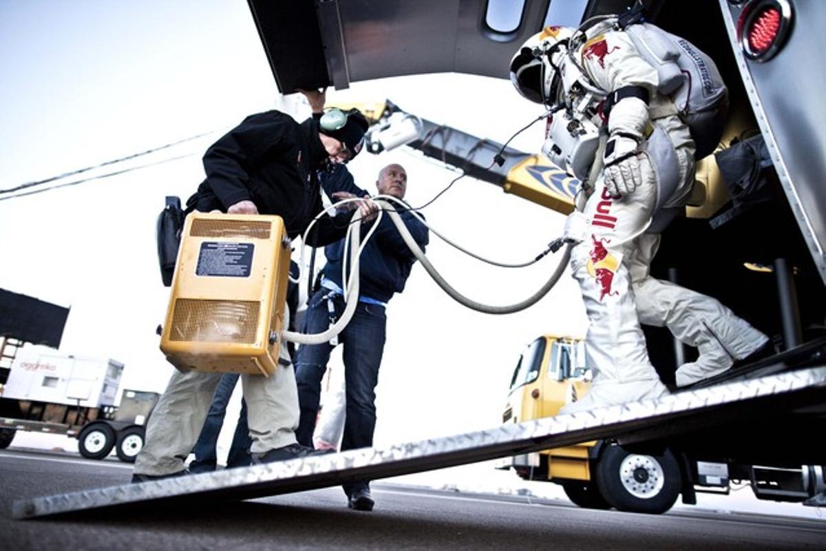 El pilot Felix Baumgartner surt del tràiler abans d’entrar a la càpsula.