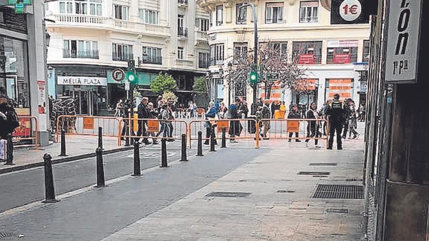 La policía retrasa el cierre de calles para no perjudicar a bares y tiendas