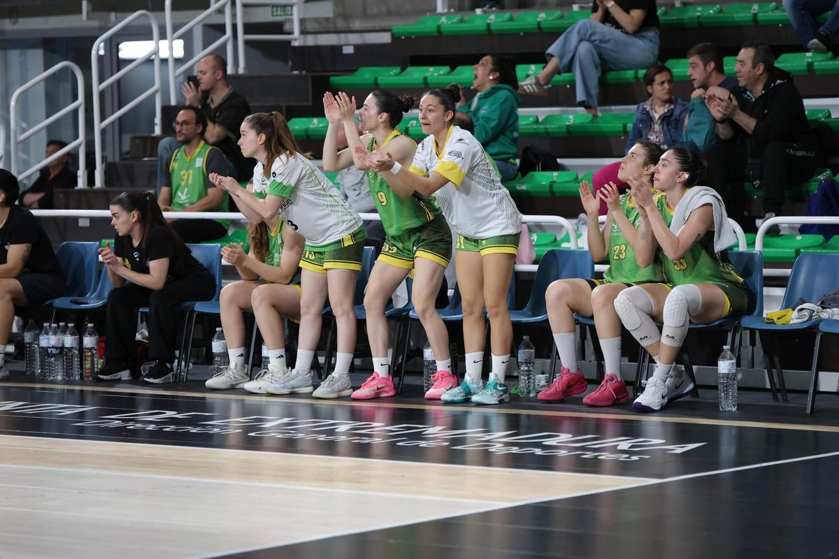 Las jugadoras del banquillo del Al-Qázeres animan a sus compañeras.