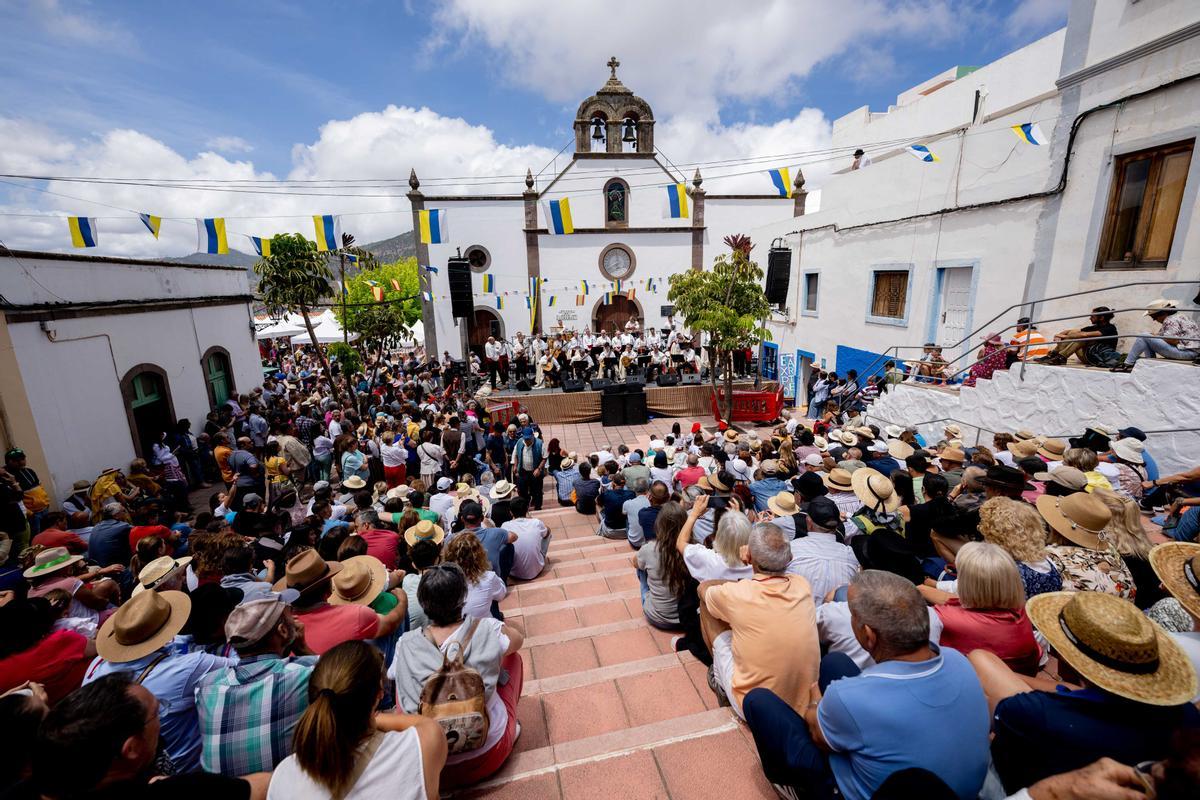 Plaza de San José de Caideros durante la actuación de Los Sabandeños.