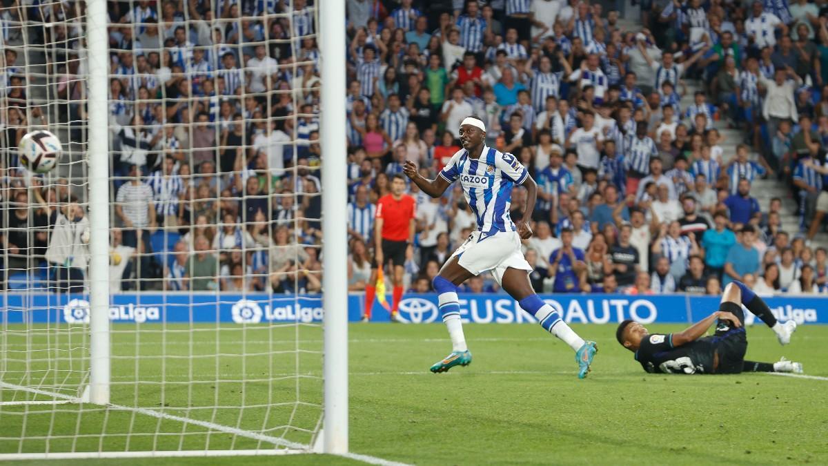 Umar Sadiq marcó en su debut