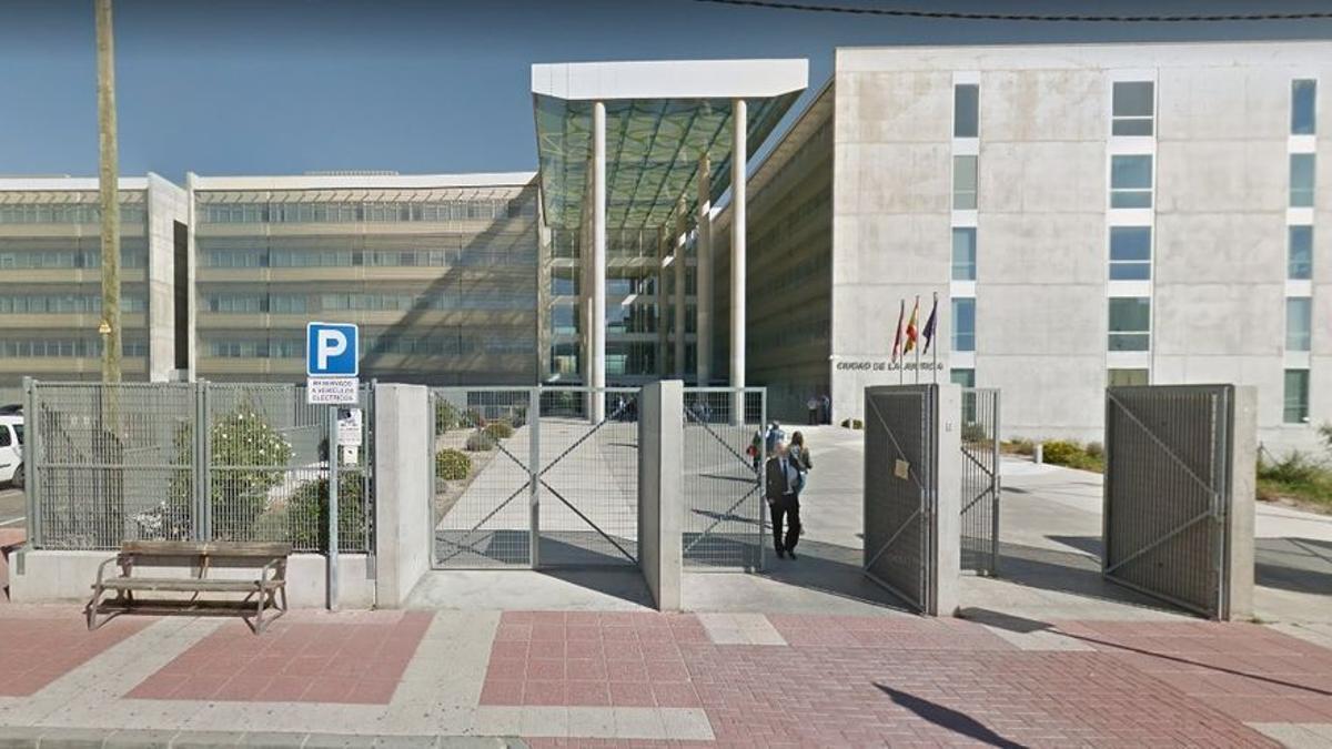 Puerta de la Ciudad de la Justicia de Murcia, donde se ubica la Fiscalía de Menores.