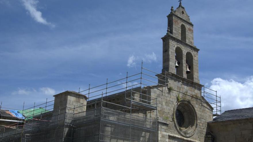 Obras de reparación en la cubierta de la iglesia de San Martín de Castañeda.