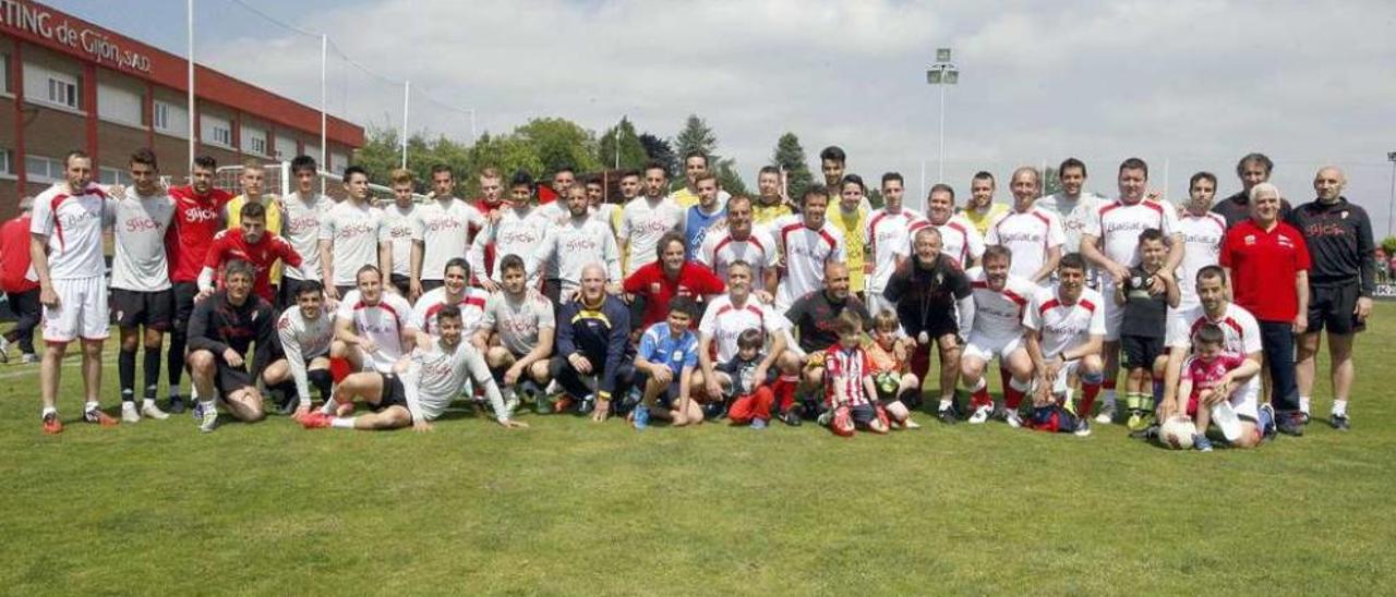 Jugadores y técnicos del Sporting, ayer, junto al equipo de veteranos del Grupo Covadonga.