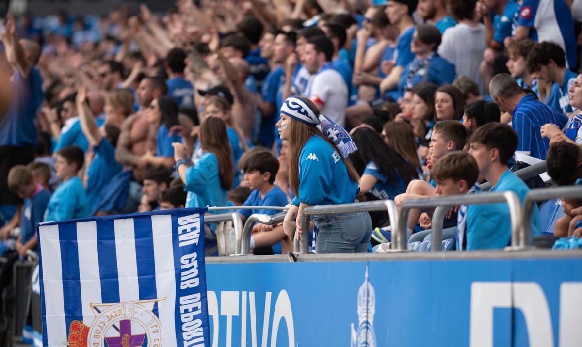 Una gran marea azul llena Riazor de esperanza | CASTELEIRO / ROLLER AGENCIA