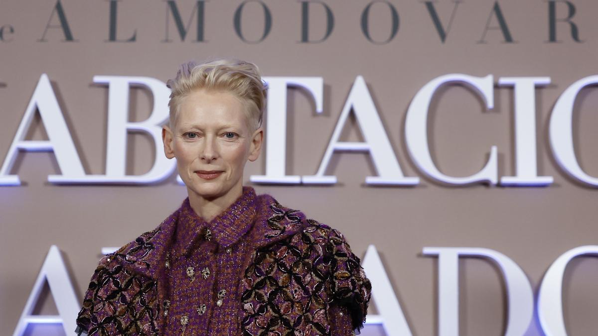 La actriz británica Tilda Swinton posa durante la presentación de la película 'La habitación de al lado', de Pedro Almodóvar, este miércoles en Madrid.