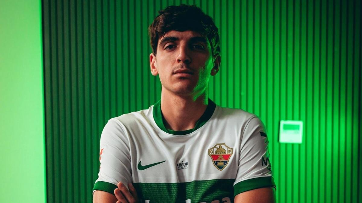 El murciano Gonzalo Villar posa tras firmar su nuevo contrato con el Elche hasta junio de 2029.
