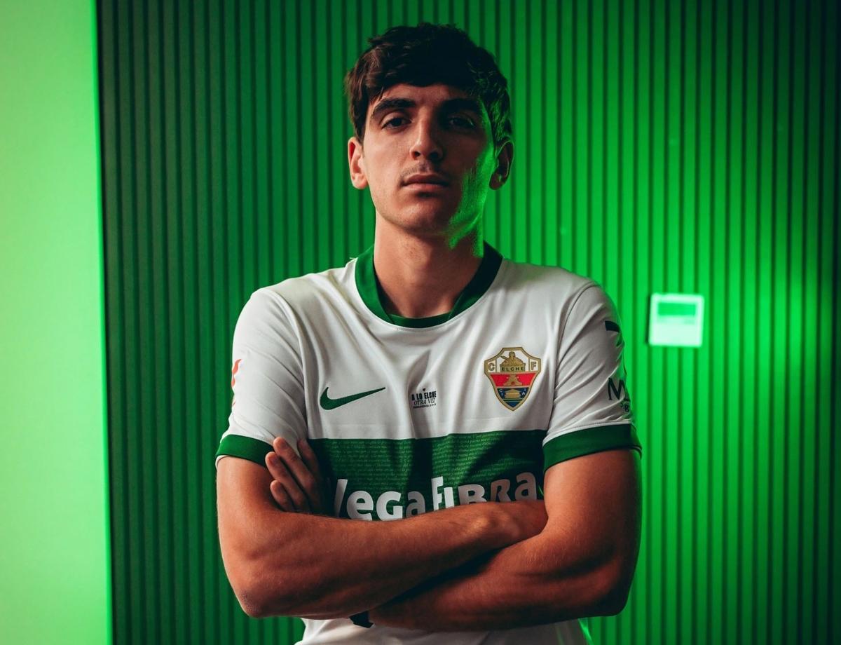 El murciano Gonzalo Villar posa tras firmar su nuevo contrato con el Elche hasta junio de 2029.