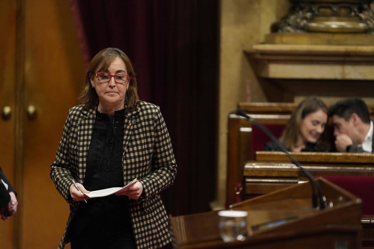 Barcelona 25/03/2025 Pleno del Parlament de Catalunya para debatir sobre Rodalies En la foto, la consellera de Territori Silvia Paneque y Jessica Albiach Fotografía de Ferran Nadeu