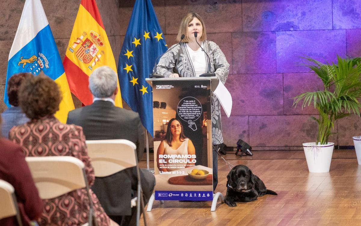 La cantante Fabiola Socas, este martes, en el acto del Gobierno de Canarias por el 25N