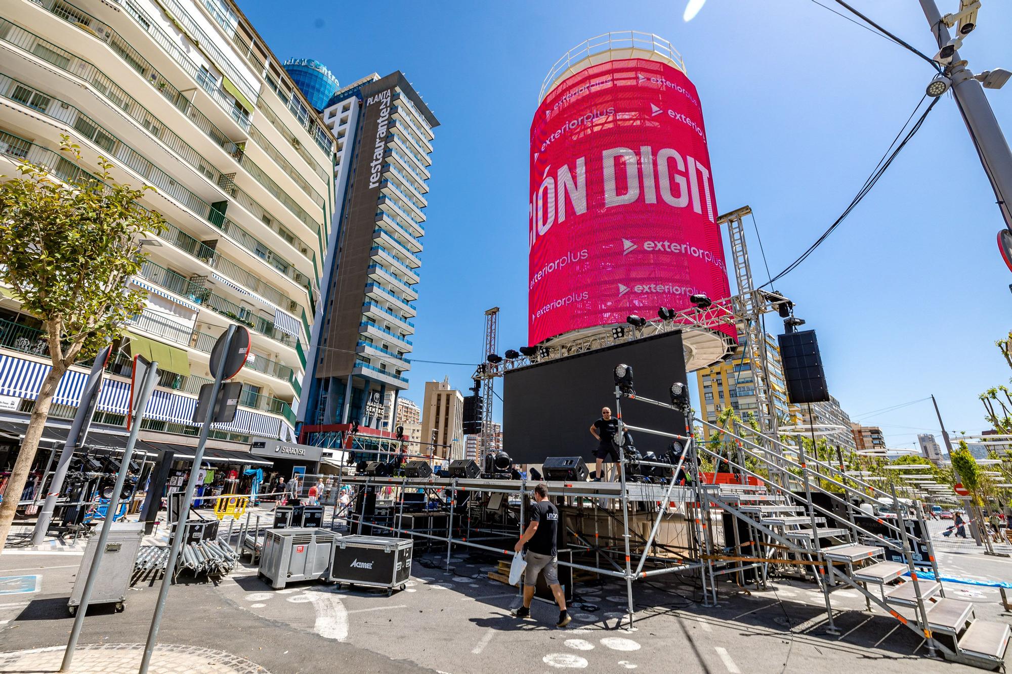 Benidorm inicia el montaje para la final de Eurovisión.  La plaza de La Hispanidad será el escenario de la "Pre Party" con tres pantallas gigantes y un escenario para las actuaciones previas a la gala en Turín | El "tecnohito", uno de los protagonistas del evento