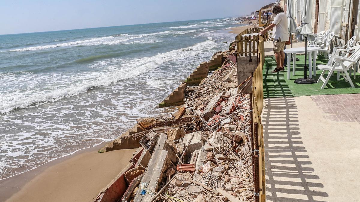 Los temporales, cada año más virulentos, se han tragado gran parte de la playa de Babilonia en Guardamar