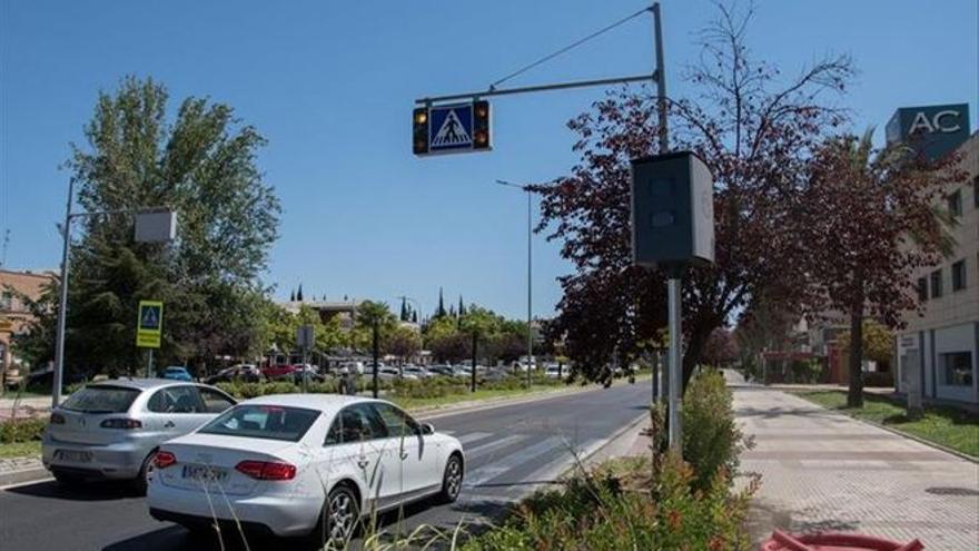 Radar fijo en la avenida de Elvas, el último de los cuatro que se ha instalado hasta la fecha en Badajoz.