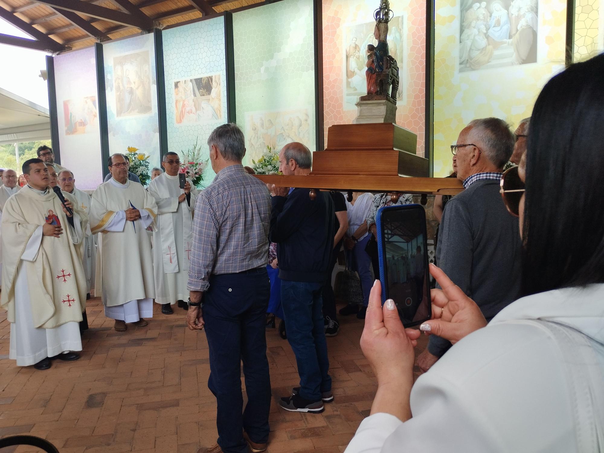 La misa solemne y procesión de la Virgen de la Cabeza en Meres, en imágenes