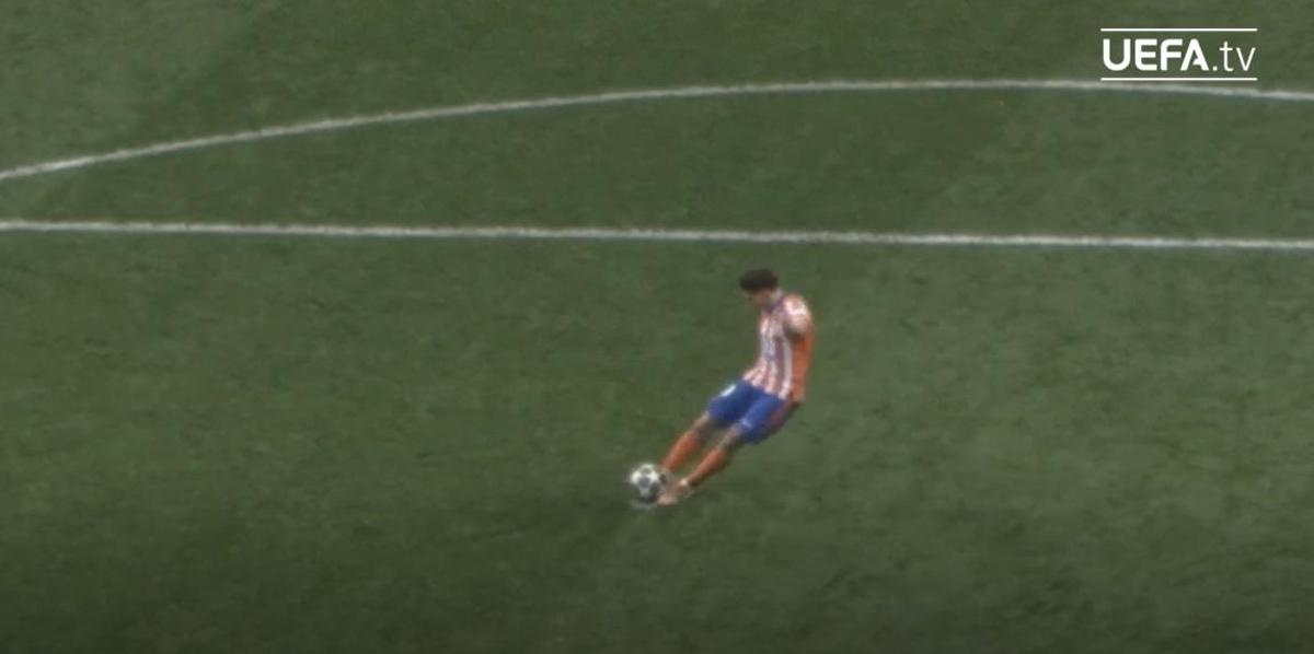 Captura del vídeo con el que la UEFA muestra el polémico penalti de Julián Álvarez.