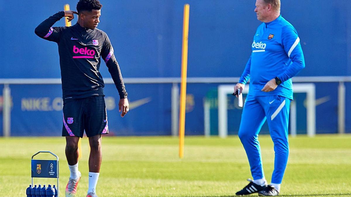 Ansu Fati conversa amb el tècnic Ronald Koeman en l’entrenament d’ahir.  | EFE/ALEJANDRO GARCÍA