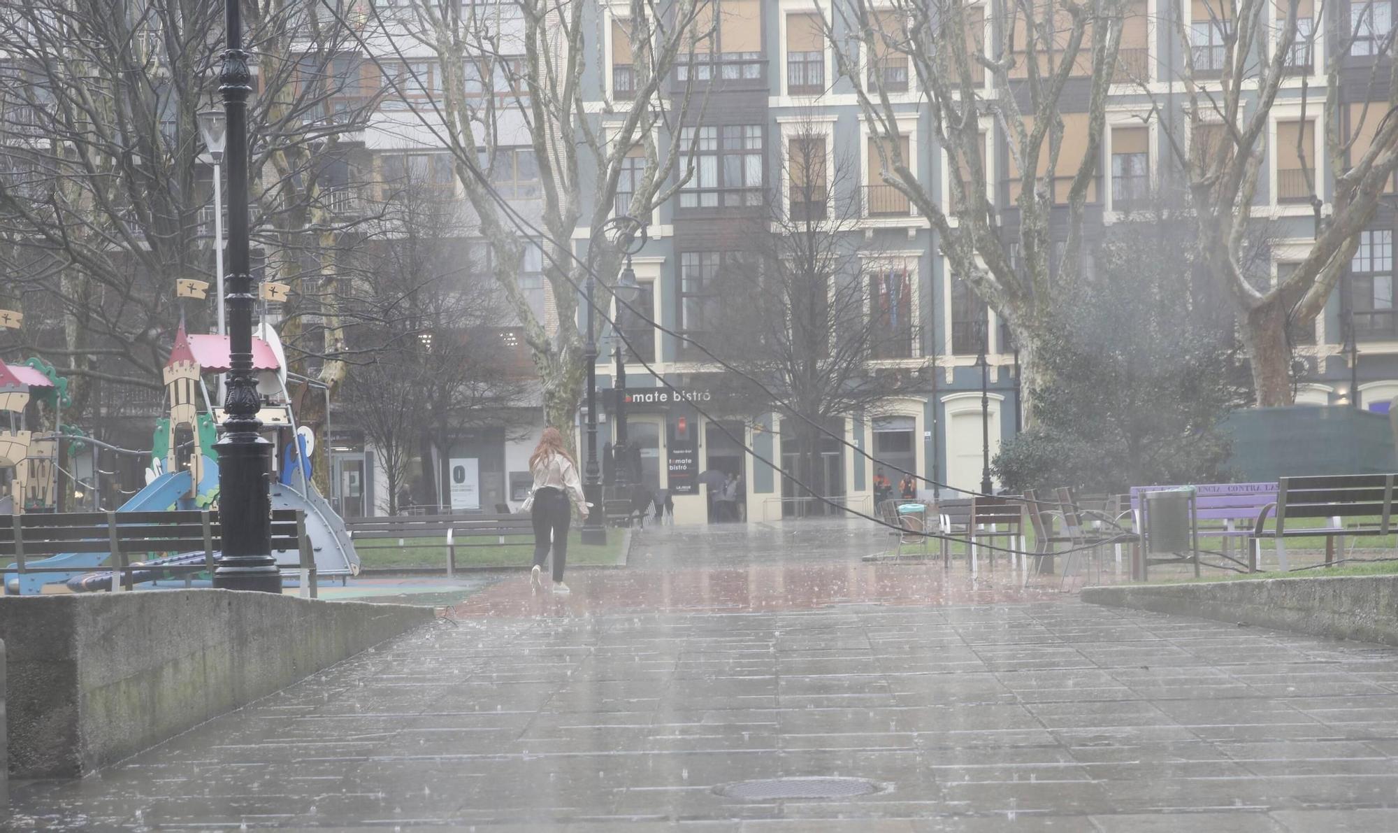 Los efectos de la "tormentona" en Gijón (en imágenes)