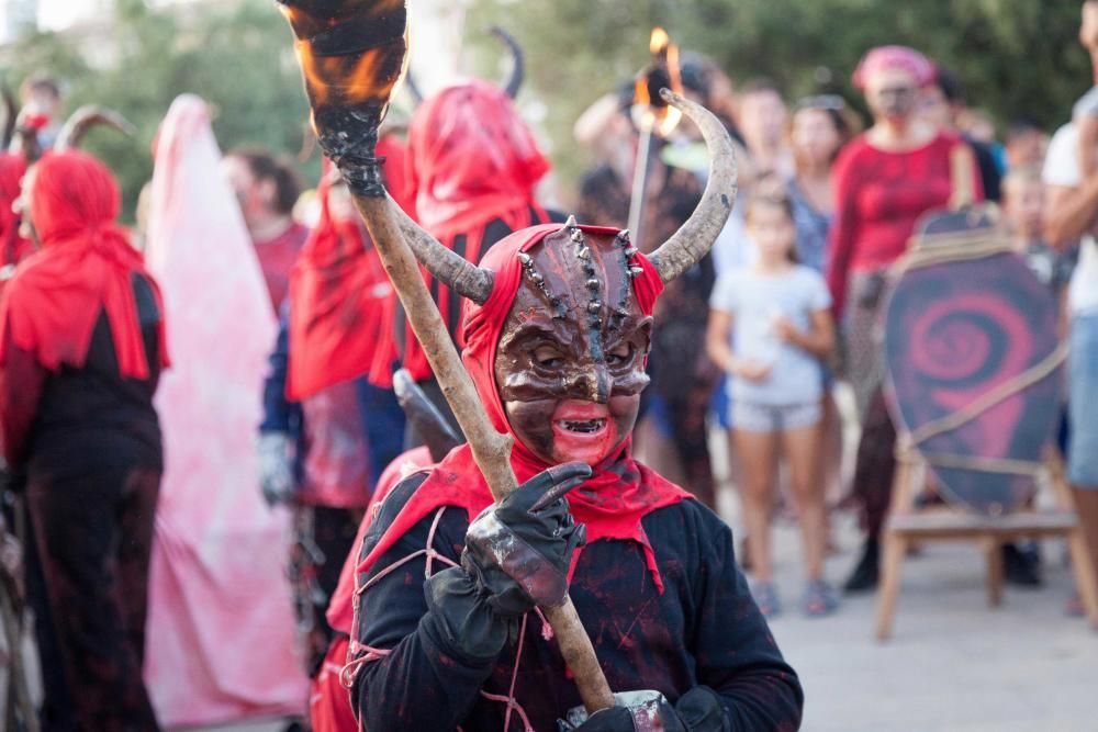 Los ‘dimonis’ invaden El Molinar durante el ‘correfoc’ de sus fiestas de verano