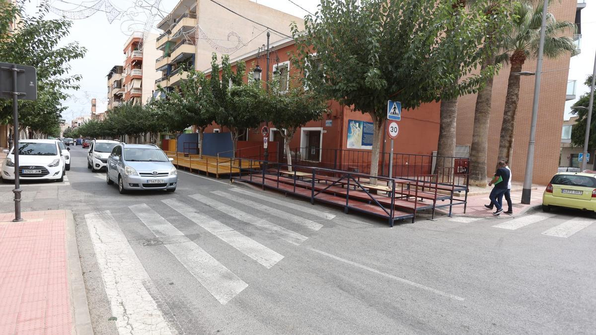 Instalación de las gradas en la avenida de la Generalitat.