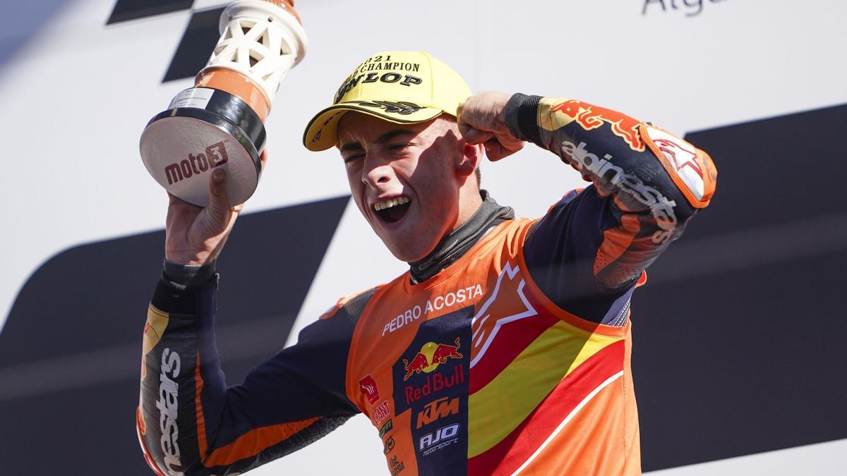El murciano Pedro Acosta (KTM), feliz en el podio de Portimao, cuando se alzó campeón