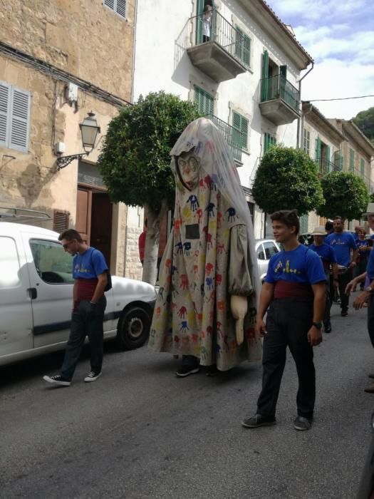 Los cabezudos desfilan en Bunyola