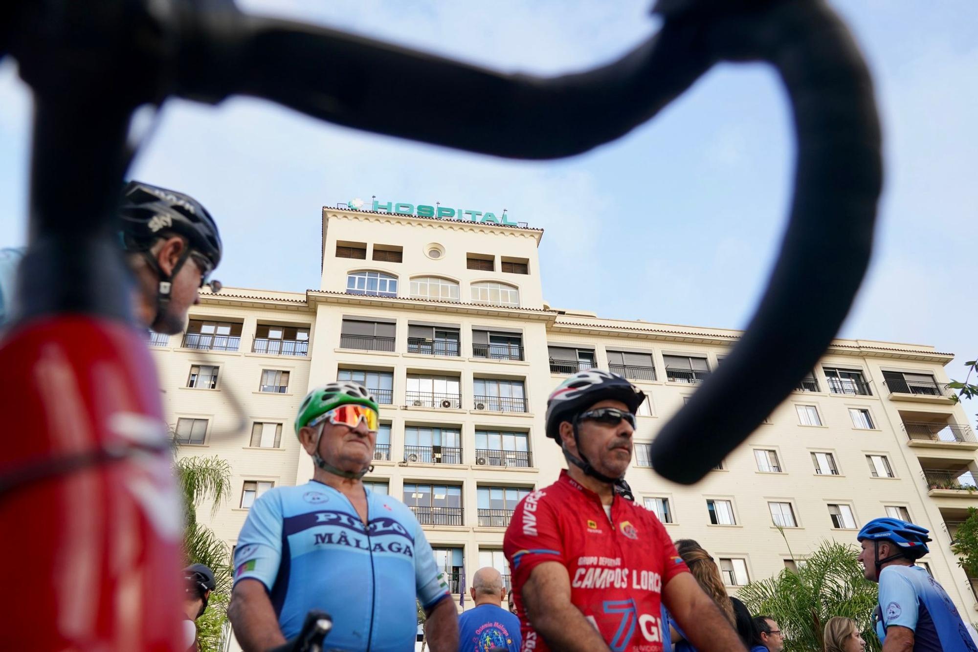 El Hospital Regional de Málaga ha sido escenario de la salida de la I Vuelta Ciclista Hospitalaria a Málaga por personas ostomizadas y familiares