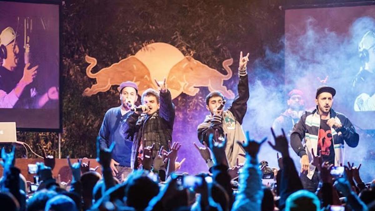 Varios MCs durante una competencia de batallas de gallos