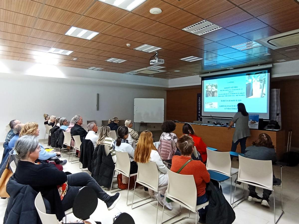 L'Ajuntament d'Almassora ha impartit un curs obligatori per a la renovació o obtenció del carnet d'alimentador de colònies felines a la sala de formació del consistori amb l'assistència de 23 persones.