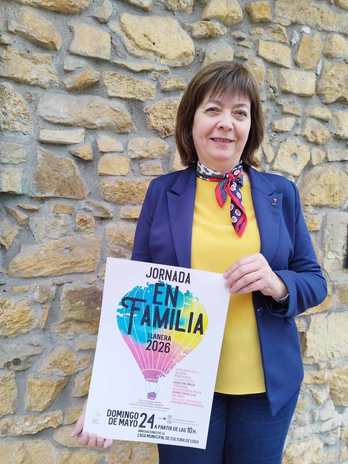 Susana García, edil de Infancia, con el cartel promocional de la cita.