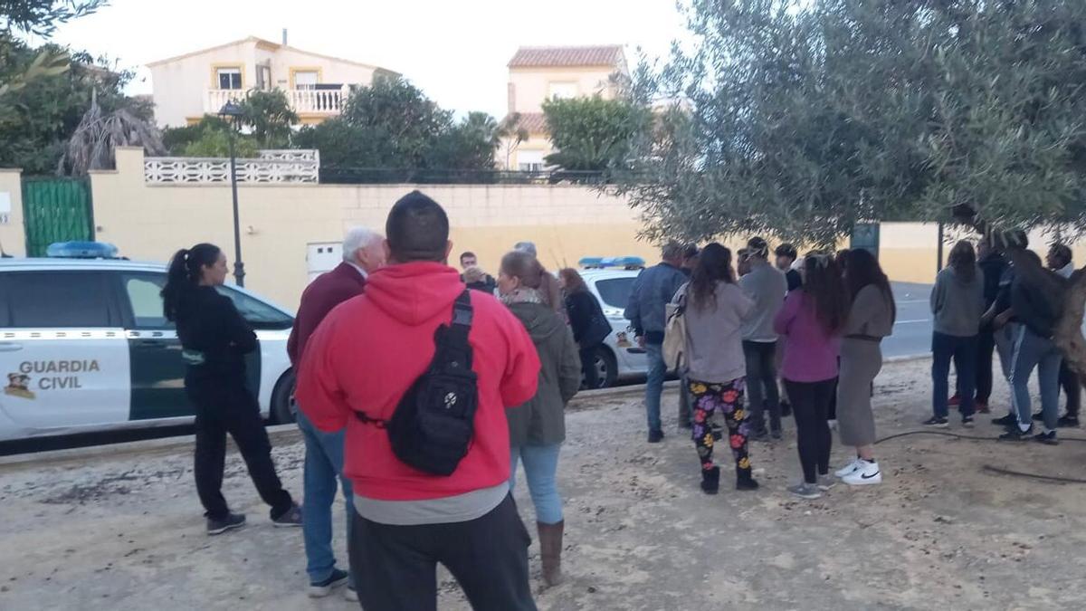 Vecinos de la urbanización reunidos frente a la casa de Polop.