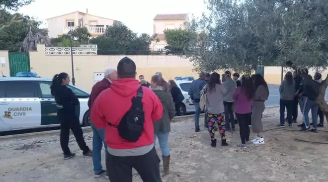 Vecinos de Polop se movilizan contra la ocupación de una vivienda en una urbanización