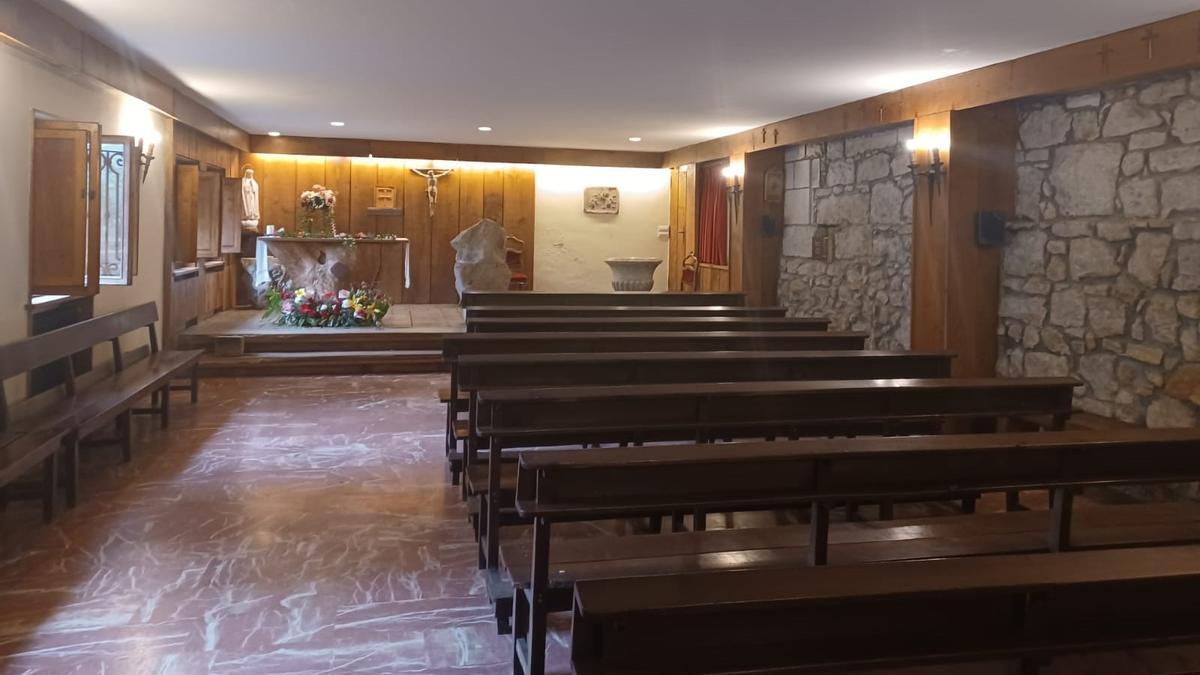 La capilla de los Mártires, anexa a la iglesia parroquial de la Pola, donde se observa, al fondo, el punto exacto donde está ubicado el relieve.