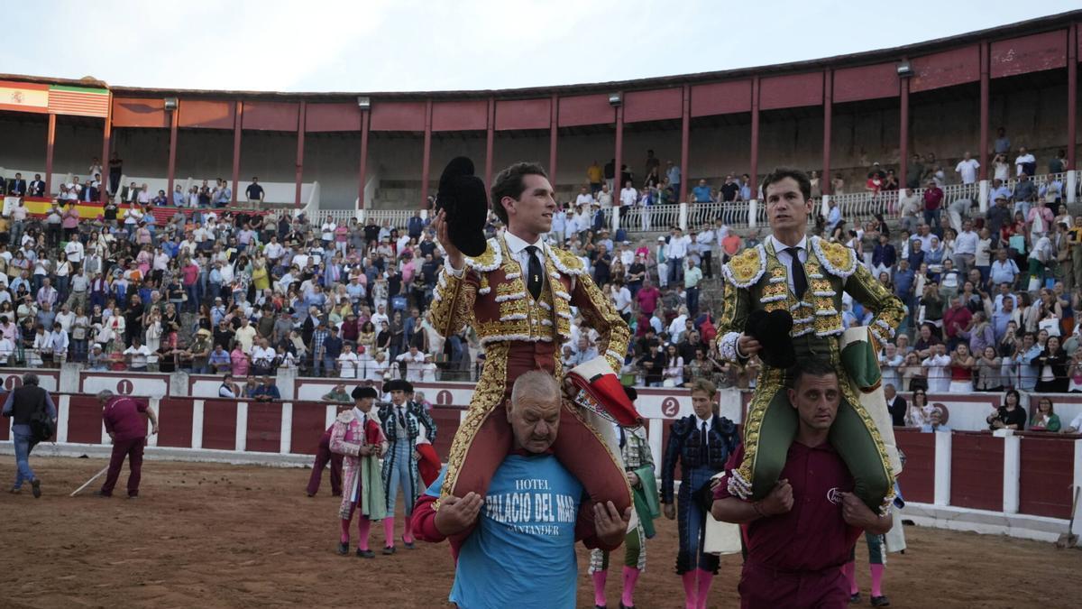 Borja Jiménez y Emilio de Justo salen a hombros de la plaza de toros de Zamora.