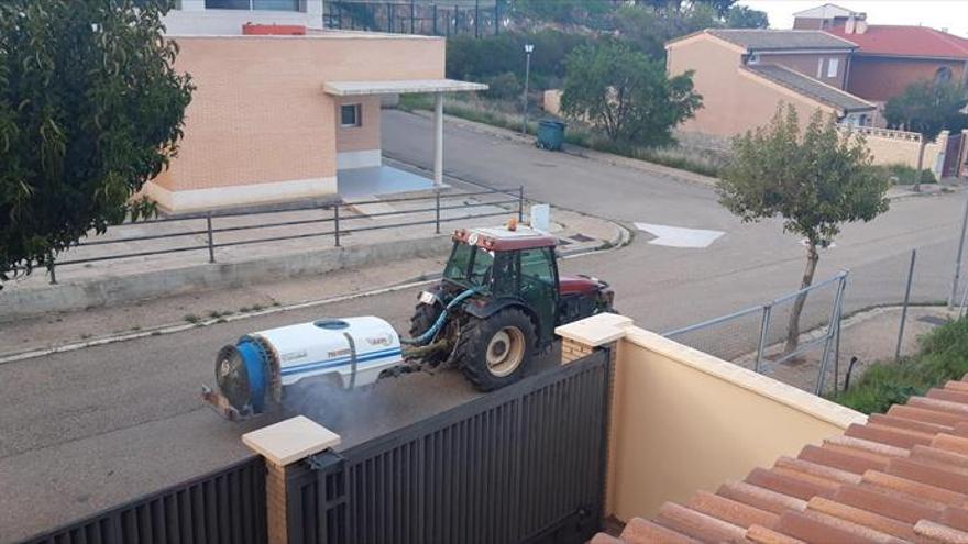 Los agricultores llevan a cabo la desinfección de las calles