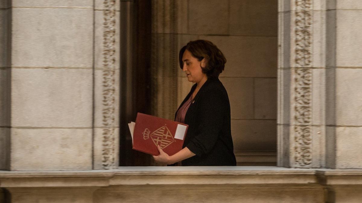 La alcaldesa de Barcelona, Ada Colau, tras una comparecencia en el Ayuntamiento de Barcelona.