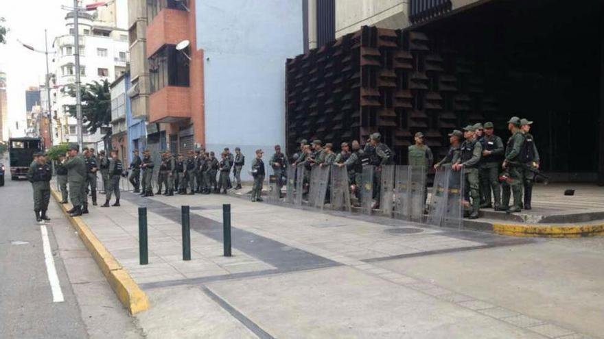 La fiscal general de Venezuela huye en moto de un cerco militar