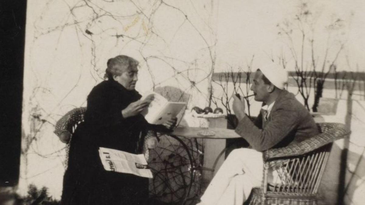 Lídia Noguer amb Salvador Dalí a Cadaqués. | FUNDACIÓ GALA-DALÍ