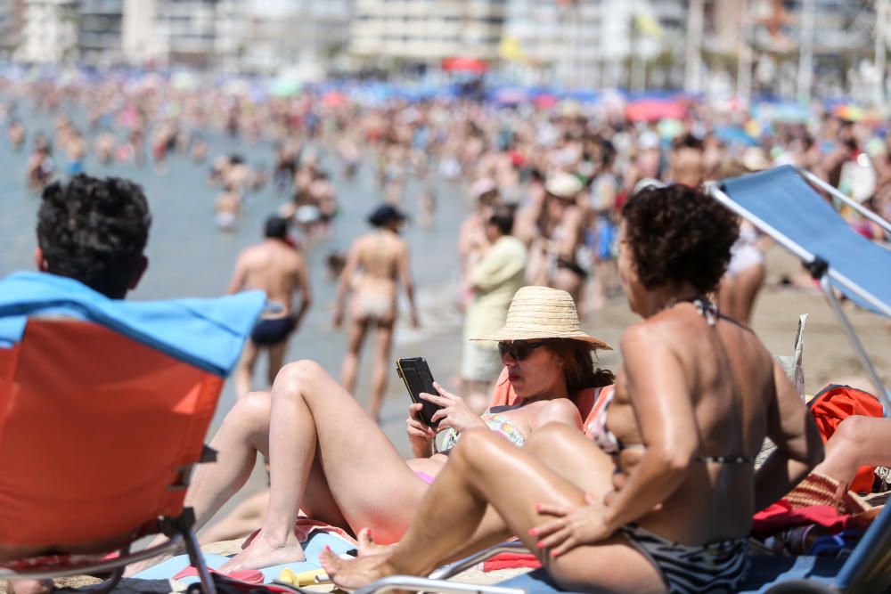 Los turistas aprovechan el buen tiempo del primer día de la Semana Santa