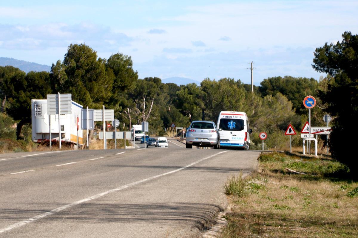 Vehicles en la N-340 al seu pas per Mont-roig del Camp (Baix Camp).