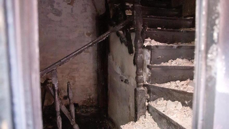 Vista del interior de la vivienda donde se registró un incendio en la madrugada de este domingo en Cártama.