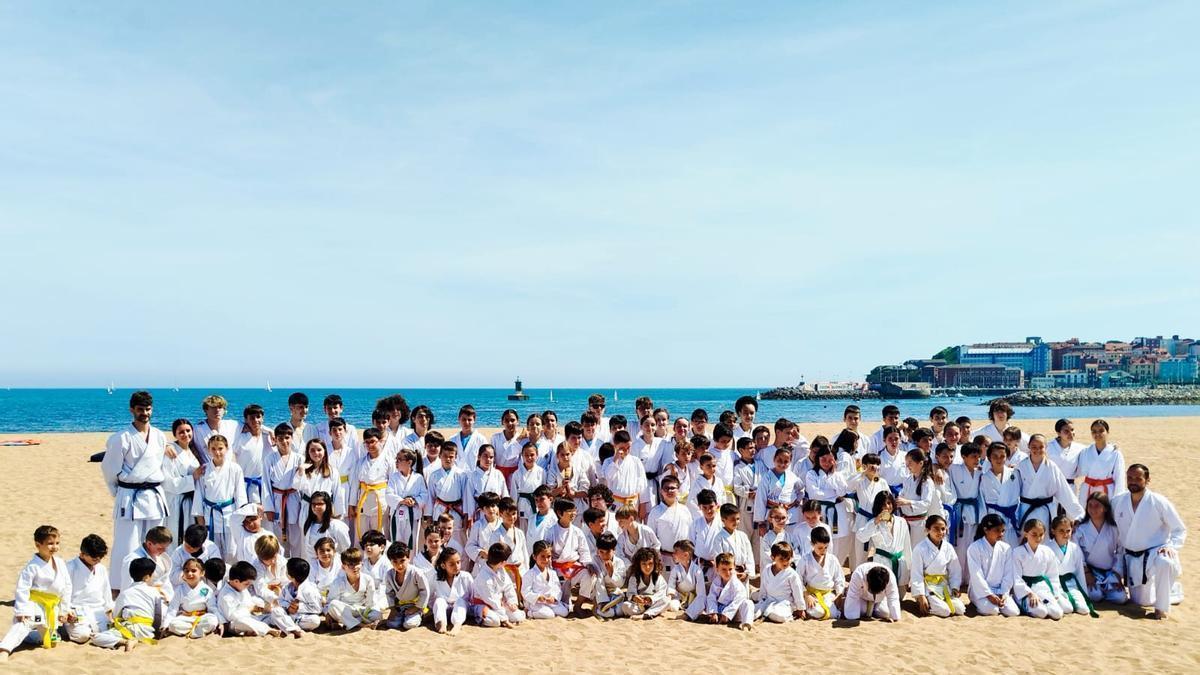 Karatekas en la Playa de Poniente