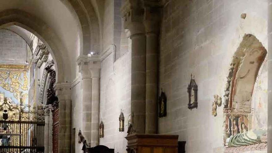 Varios turistas ayer en la Catedral. Foto Javier de la Fuente