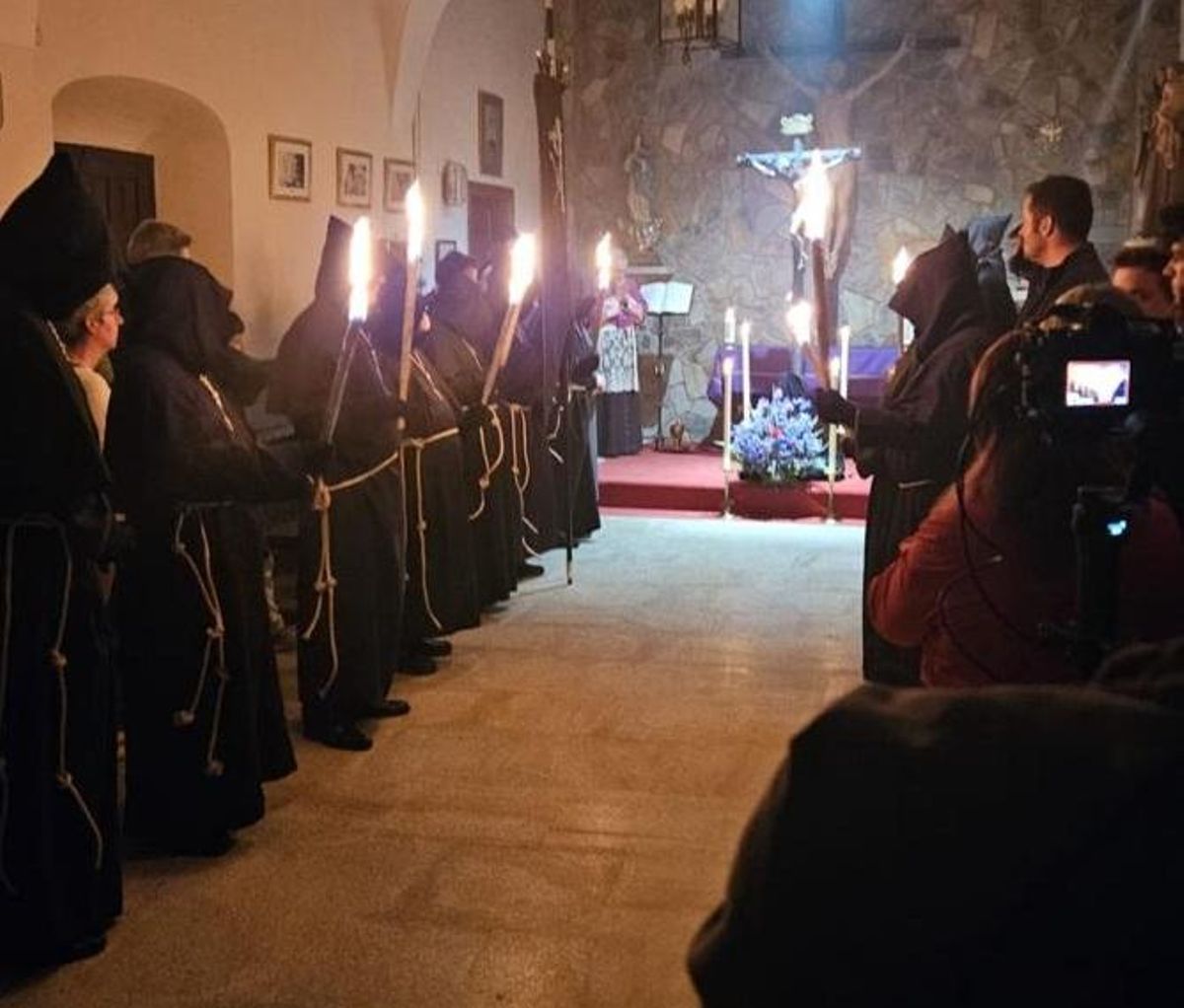 Traslado procesional de la cruz guía del Cristo Negro, la pasada medianoche.