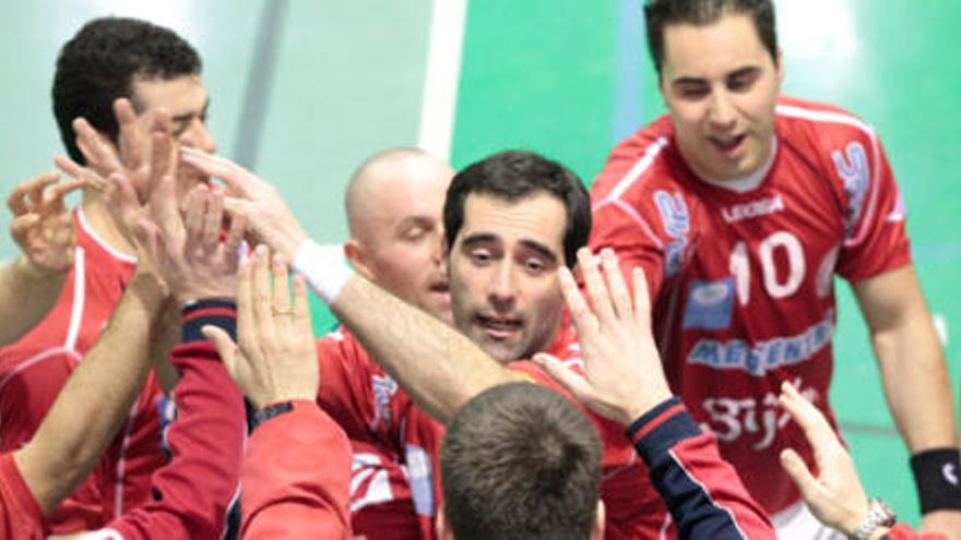 jugadores del Medicentro Gijón celebran el triunfo en un partido.