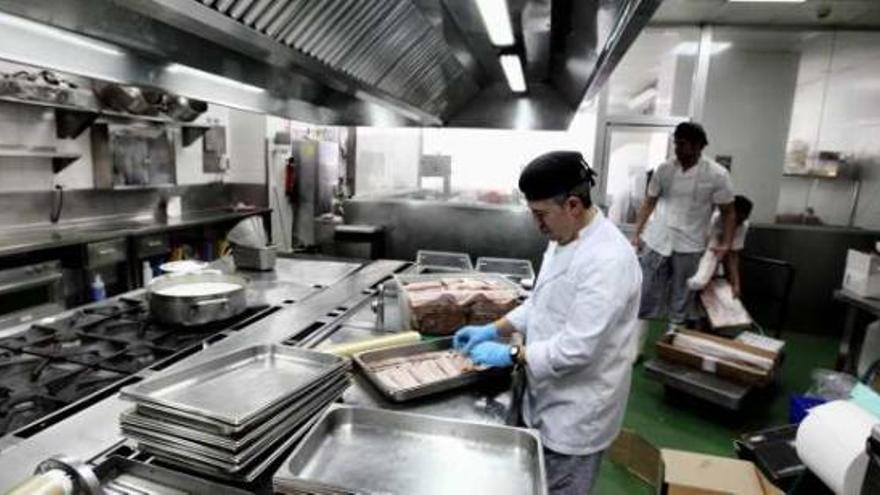 Trabajadores en las cocinas de un hotel de Benidorm.