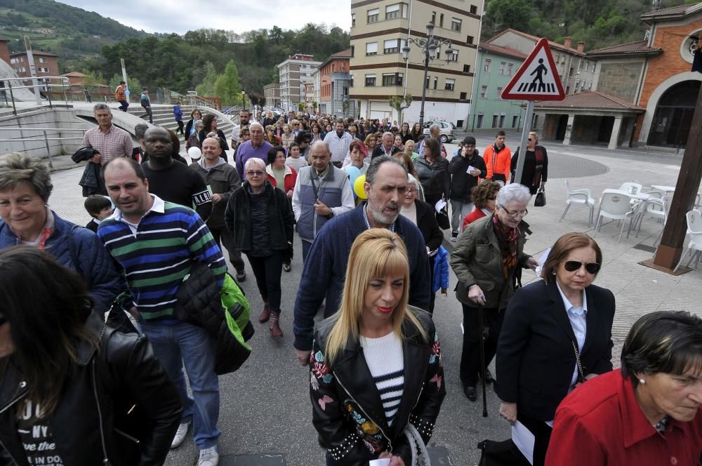 Protestas de padres y alumnos en Sotrondio por el cierre de aulas en el Colegio San José