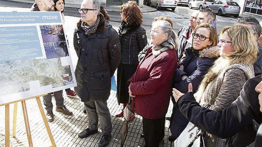 Políticos, técnicos y vecinos, durante la presentación del proyecto en A Granxa. // Iñaki Osorio.