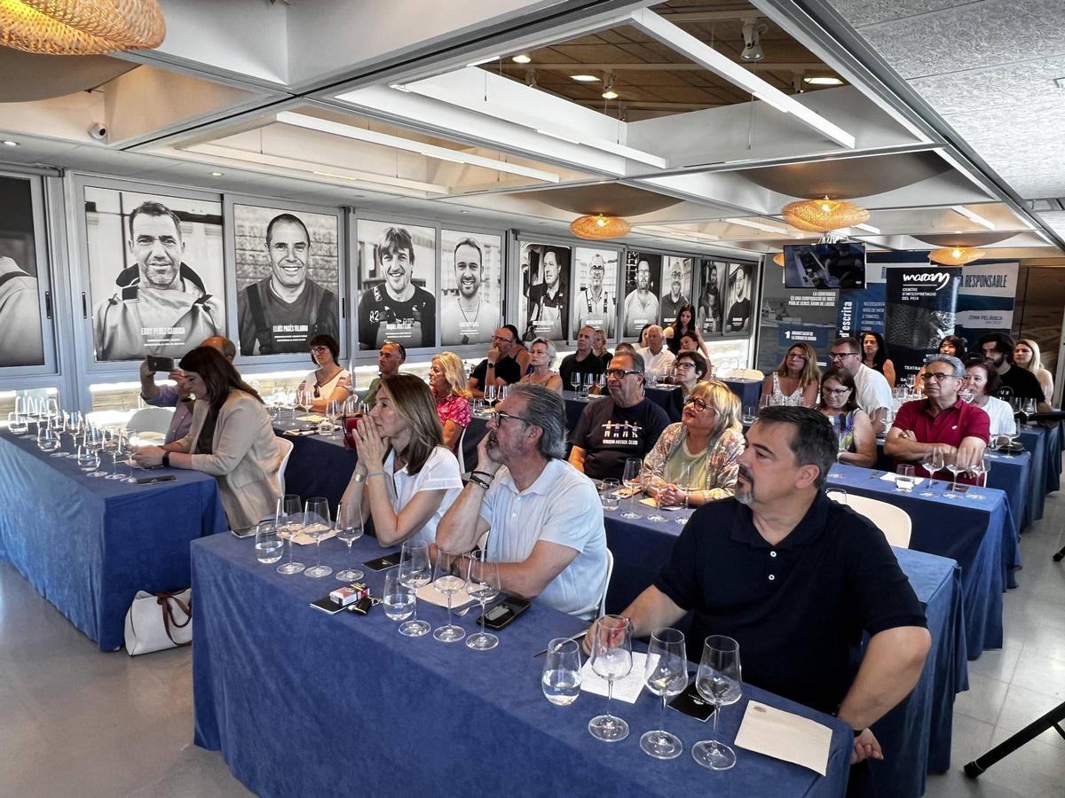 Les imatges del showcooking de peix blau d'aquí amb tècniques orientals, jalapenyos i fum de fulles de pi