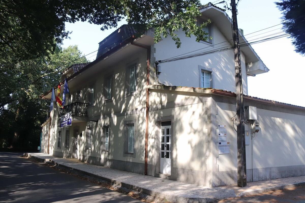 Casa consistorial de Frades, donde se acaban de aprobar los presupuestos para este año