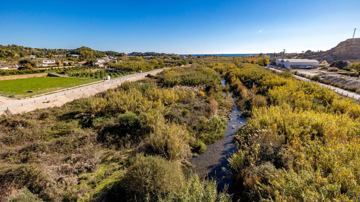 Imagen de la desembocadura de los ríos Guadalest y Algar, en Altea, donde finaliza este corredor verde que parte desde el pantano.